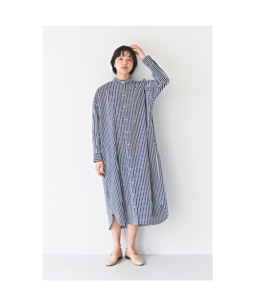 avecmoi(アヴェクモワ)の「アヴェクモワ シャツワンピース〈白×紺〉(レディースファッション > ワンピース・チュニック > ワンピース・レディース・ホワイト・(身幅63/総丈120cm)/(身幅66/総丈120cm)/(身幅60/総丈120cm)/(身幅57/総丈120cm))」の5枚目の写真