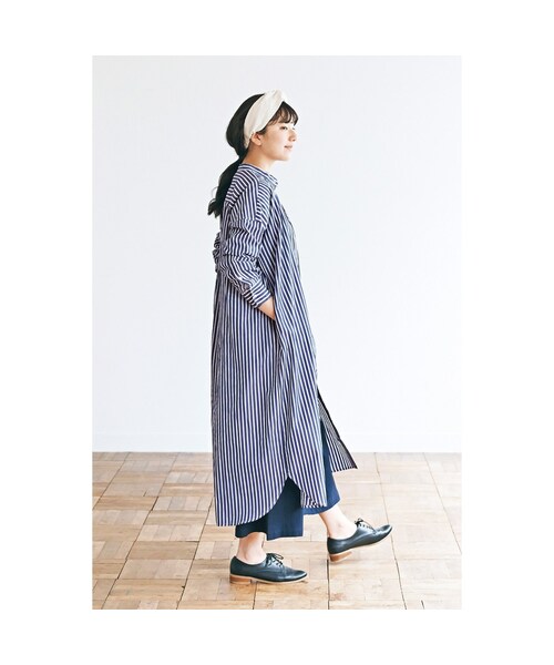 avecmoi(アヴェクモワ)の「アヴェクモワ シャツワンピース〈白×紺〉(レディースファッション > ワンピース・チュニック > ワンピース・レディース・ホワイト・(身幅63/総丈120cm)/(身幅66/総丈120cm)/(身幅60/総丈120cm)/(身幅57/総丈120cm))」の11枚目の写真