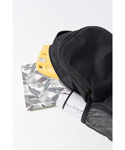 NIKE（ナイキ）の「Nike Brasilia Training Mesh Backpack（バックパック/リュック・レディース・Black・One Size）」の4枚目の写真