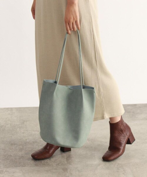 OZOC（オゾック）の「ヌバック風フェイクレザーバケツトートバッグ（バッグ・レディース・グレー(012)/ライトグリーン(021)/ベージュ(052)/ブラック(019)/ブラウン(042)/グレー(パイソン柄)(112)・00）」の2枚目の写真