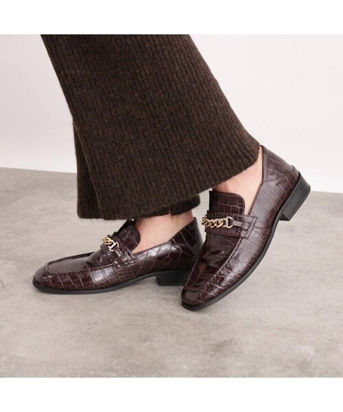 OZOC(オゾック)の「チェーンローファー(シューズ・レディース・ブラック(019)/ブラウン(042)/ブラウン(142)/ベージュ(152)/ブラウン(642)・25(22.5cm)/35(23.5cm)/45(24.5cm)/55(25.5cm))」の5枚目の写真