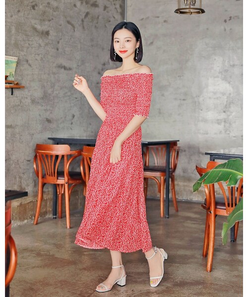 HOTPING(ホッピン)の「シャーリングフラワーオフショルワンピース(ワンピース・レディース・Red/Black・XS-S/M-L/XL-2XL)」の1枚目の写真