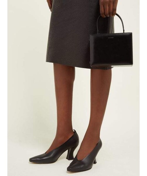 BOTTEGA VENETA（ボッテガヴェネタ）の「Bottega Veneta - High Cut Spool Heel Leather Pumps - Womens - Black（パンプス・レディース・Black・34.5 Eu/it/35 Eu/it/35.5 Eu/it/36.5 Eu/it/37 Eu/it/37.5 Eu/it/38 Eu/it/38.5 Eu/it/39 Eu/it/39.5 Eu/it/40 Eu/it/40.5 Eu/it/41 Eu/it）」の2枚目の写真