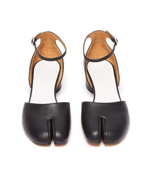 Maison Margiela（メゾンマルジェラ）の「Maison Margiela - Tabi Split Toe Leather Pumps - Womens - Black（パンプス・レディース・Black・35 Eu/it/36.5 Eu/it/37.5 Eu/it/38.5 Eu/it/39 Eu/it/39.5 Eu/it/40 Eu/it/41 Eu/it）」の4枚目の写真