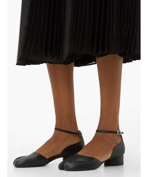 Maison Margiela（メゾンマルジェラ）の「Maison Margiela - Tabi Split Toe Leather Pumps - Womens - Black（パンプス・レディース・Black・35 Eu/it/36.5 Eu/it/37.5 Eu/it/38.5 Eu/it/39 Eu/it/39.5 Eu/it/40 Eu/it/41 Eu/it）」の5枚目の写真