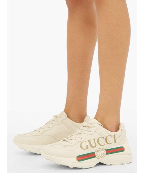 GUCCI（グッチ）の「Gucci - Rhyton Logo Print Leather Trainers - Womens - Cream Multi（スニーカー・レディース・White・34 Eu/it/34.5 Eu/it/35 Eu/it/35.5 Eu/it/36 Eu/it/36.5 Eu/it/37 Eu/it/37.5 Eu/it/38 Eu/it/38.5 Eu/it/39 Eu/it/39.5 Eu/it/40 Eu/it/40.5 Eu/it/41 Eu/it/41.5 Eu/it/42 Eu/it）」の2枚目の写真