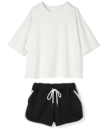 ホワイトTシャツとグリーンショートパンツセット - メルカリ