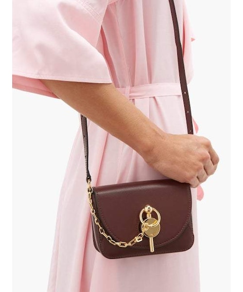 JW Anderson(ジェイダブリューアンダーソン)の「Jw Anderson - Nano Keyts Leather Cross Body Bag - Womens - Burgundy(ショルダーバッグ・レディース・Red・One Size)」の2枚目の写真