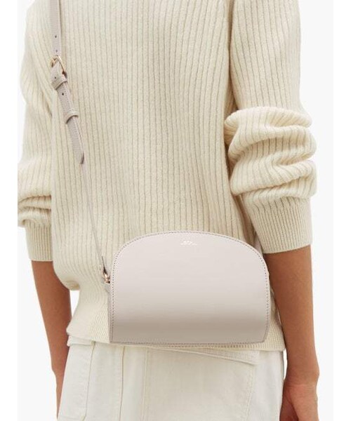 A.P.C.（アーペーセー）の「A.P.C. A.p.c. - Half Moon Smooth Leather Cross Body Bag - Womens - Grey（ショルダーバッグ・レディース・Gray・One Size）」の5枚目の写真