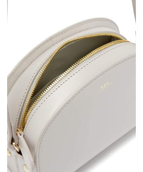 A.P.C.（アーペーセー）の「A.P.C. A.p.c. - Half Moon Smooth Leather Cross Body Bag - Womens - Grey（ショルダーバッグ・レディース・Gray・One Size）」の3枚目の写真