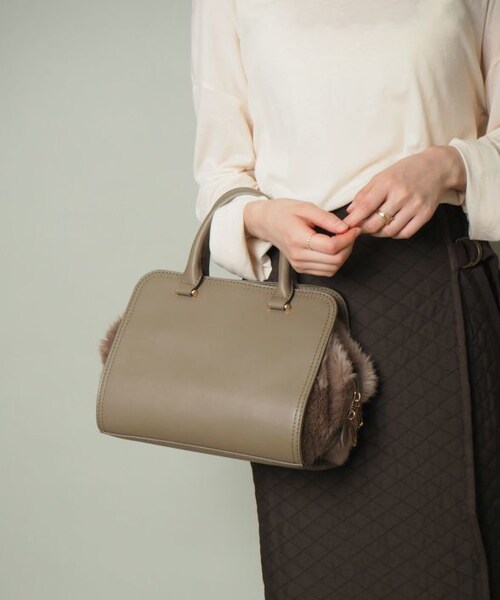 Crisp（クリスプ）の「ファー切替バッグ[c3i2502b]（ハンドバッグ・レディース・ベージュ/グレー・FREE）」の2枚目の写真