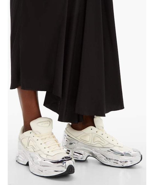 adidas（アディダス）の「Raf Simons X Adidas - Ozweego Metallic Wrap Mesh And Leather Trainers - Womens - White Silver（スニーカー・レディース・Silver・5.5 Uk/6 Uk/7.5 Uk）」の3枚目の写真