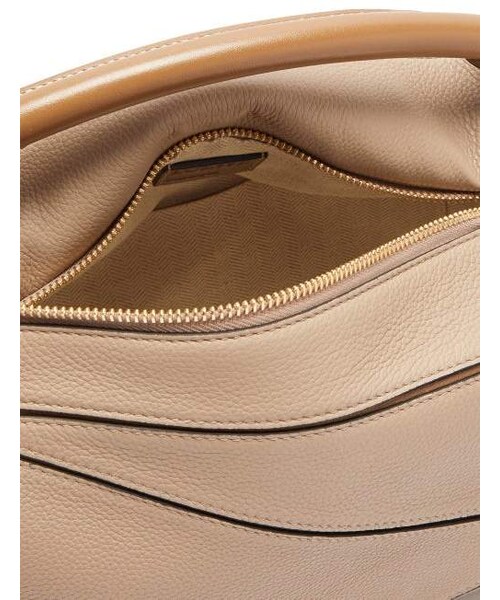 LOEWE（ロエベ）の「Loewe - Puzzle Grained Leather Cross Body Bag - Womens - Beige（ショルダーバッグ・レディース・Beige・One Size）」の3枚目の写真