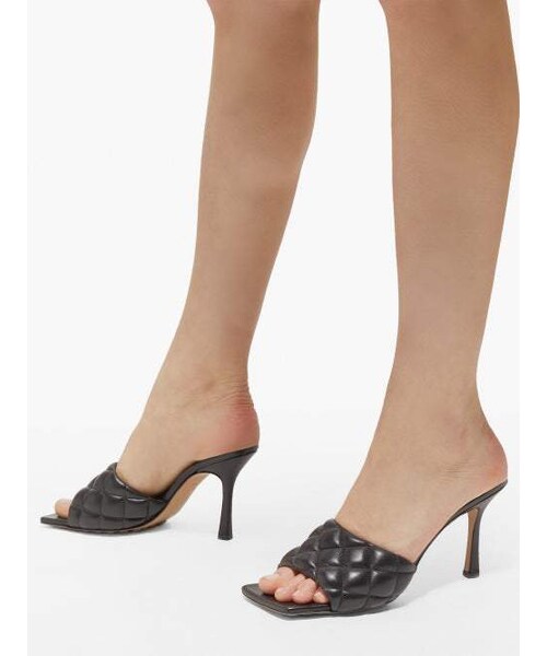 BOTTEGA VENETA(ボッテガヴェネタ)の「Bottega Veneta - Quilted Leather Mules - Womens - Black(サンダル・レディース・Black・36.5 Eu/it/37 Eu/it/37.5 Eu/it/38 Eu/it/38.5 Eu/it/39 Eu/it/40 Eu/it)」の3枚目の写真
