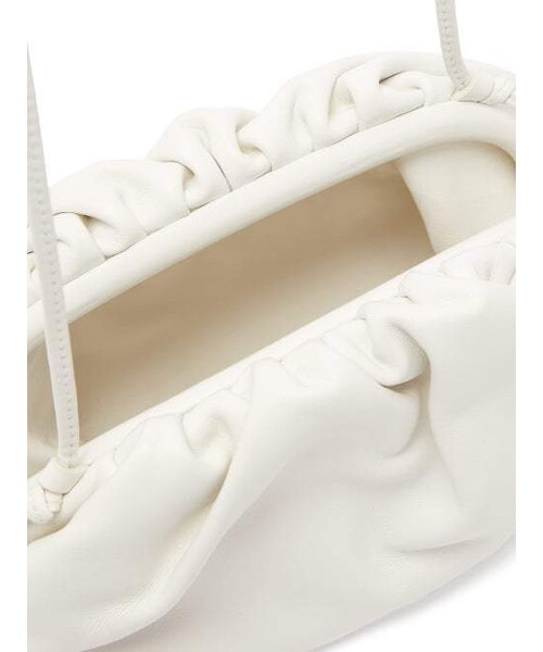 BOTTEGA VENETA（ボッテガヴェネタ）の「Bottega Veneta - The Pouch Small Leather Clutch - Womens - White（クラッチバッグ・レディース・White・One Size）」の5枚目の写真