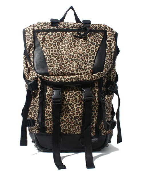 MEMENTISM（メメントイズム）の「CRAZY.D 底スタッズ レザー切り替えリュック ソールスタッズ（バックパック/リュック・メンズ・その他/ブラック/アニマル・/FREE）」の2枚目の写真