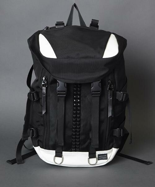 MEMENTISM（メメントイズム）の「THE WORLD レザー切り替え センタースタッズリュック（バックパック/リュック・メンズ・ブラック/ブラック×ホワイト/ネイビー/カモフラージュ/アニマル/その他1/その他2/その他3/その他4/その他5/その他6/その他7/その他8/グレー×ホワイト・FREE）」の2枚目の写真