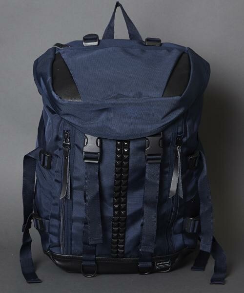 MEMENTISM（メメントイズム）の「THE WORLD レザー切り替え センタースタッズリュック（バックパック/リュック・メンズ・ブラック/ブラック×ホワイト/ネイビー/カモフラージュ/アニマル/その他1/その他2/その他3/その他4/その他5/その他6/その他7/その他8/グレー×ホワイト・FREE）」の4枚目の写真