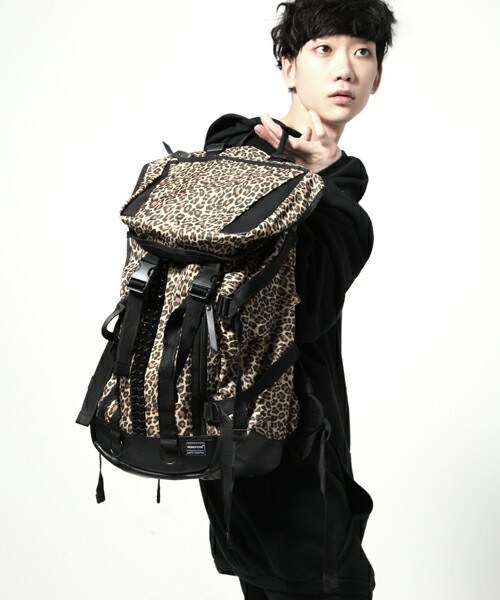 MEMENTISM（メメントイズム）の「THE WORLD レザー切り替え センタースタッズリュック（バックパック/リュック・メンズ・ブラック/ブラック×ホワイト/ネイビー/カモフラージュ/アニマル/その他1/その他2/その他3/その他4/その他5/その他6/その他7/その他8/グレー×ホワイト・FREE）」の11枚目の写真