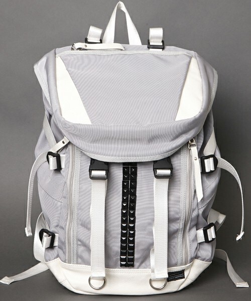 MEMENTISM（メメントイズム）の「THE WORLD レザー切り替え センタースタッズリュック（バックパック/リュック・メンズ・ブラック/ブラック×ホワイト/ネイビー/カモフラージュ/アニマル/その他1/その他2/その他3/その他4/その他5/その他6/その他7/その他8/グレー×ホワイト・FREE）」の3枚目の写真