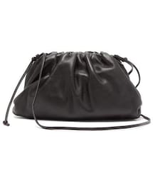 BOTTEGA VENETA | Bottega Veneta - The Pouch Small Gathered Leather Clutch Bag - Womens - Black(クラッチバッグ)