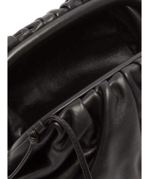 BOTTEGA VENETA(ボッテガヴェネタ)の「Bottega Veneta - The Pouch Small Gathered Leather Clutch Bag - Womens - Black(クラッチバッグ・レディース・Black・One Size)」の3枚目の写真