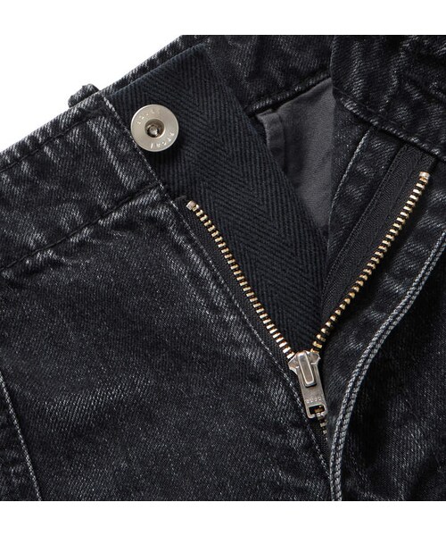 Sacai（サカイ）の「Sacai Slim-Fit Distressed Stonewashed Denim Jeans With Detachable Apron（デニムパンツ・メンズ・Black・XXL/XS/XL/M/XXXL/S）」の4枚目の写真