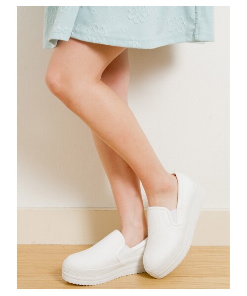 earth music&ecology（アースミュージックアンドエコロジー）の「・レース厚底スニーカー（スニーカー・レディース・ホワイト/ブラック・22.5cm/23cm/23.5cm/24cm/24.5cm）」の11枚目の写真