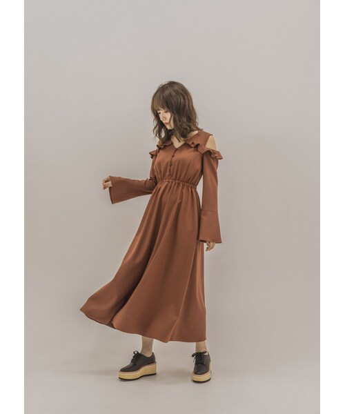 N WITH.（エヌウィズ）の「オープンショルダーワンピース（ワンピース・レディース・ベージュ/ブラック/オレンジ/グリーン・F）」の4枚目の写真