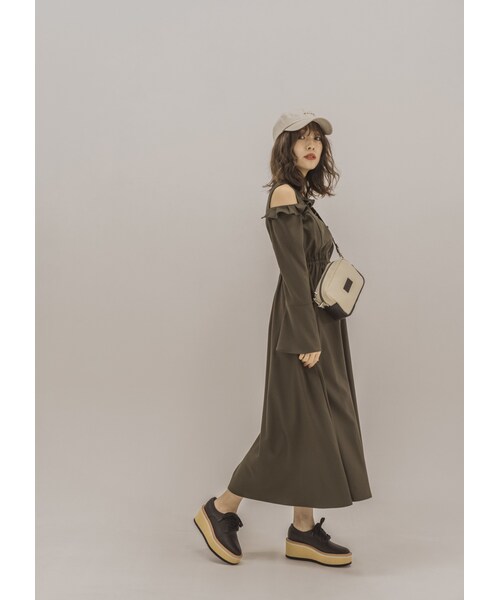 N WITH.（エヌウィズ）の「オープンショルダーワンピース（ワンピース・レディース・ベージュ/ブラック/オレンジ/グリーン・F）」の3枚目の写真