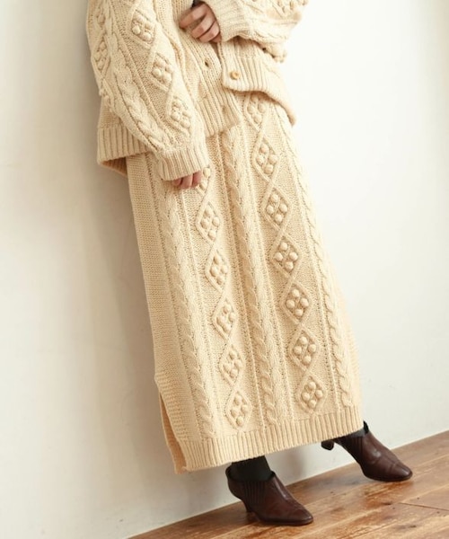 Crisp（クリスプ）の「ポンポンケーブルニットスカート（スカート・レディース・グリーン/グレー/アイボリー/パープル・FREE）」の2枚目の写真