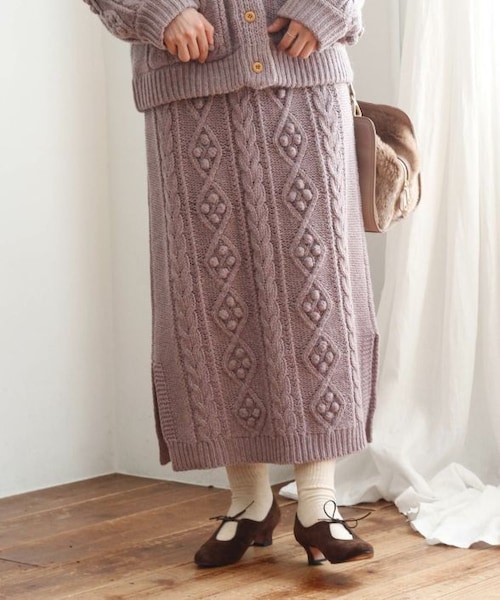 Crisp（クリスプ）の「ポンポンケーブルニットスカート（スカート・レディース・グリーン/グレー/アイボリー/パープル・FREE）」の4枚目の写真