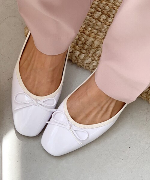 DHOLIC(ディーホリック)の「エナメル調リボンシューズ(パンプス・レディース・レッド/ホワイト/ブラック/グリーン/グレー/ベージュ/イエロー・225/230/235/240/245/250)」の2枚目の写真