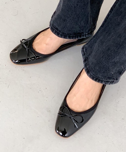 DHOLIC(ディーホリック)の「エナメル調リボンシューズ(パンプス・レディース・レッド/ホワイト/ブラック/グリーン/グレー/ベージュ/イエロー・225/230/235/240/245/250)」の3枚目の写真