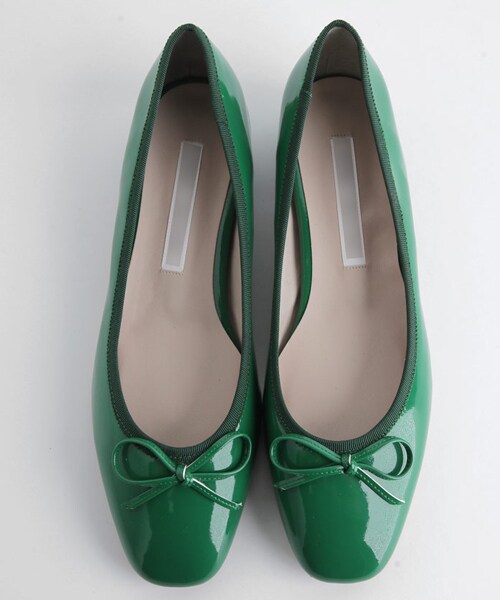DHOLIC(ディーホリック)の「エナメル調リボンシューズ(パンプス・レディース・レッド/ホワイト/ブラック/グリーン/グレー/ベージュ/イエロー・225/230/235/240/245/250)」の6枚目の写真