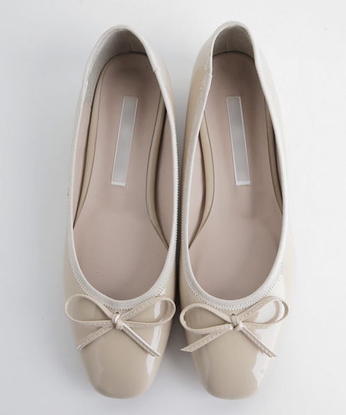 DHOLIC(ディーホリック)の「エナメル調リボンシューズ(パンプス・レディース・レッド/ホワイト/ブラック/グリーン/グレー/ベージュ/イエロー・225/230/235/240/245/250)」の5枚目の写真