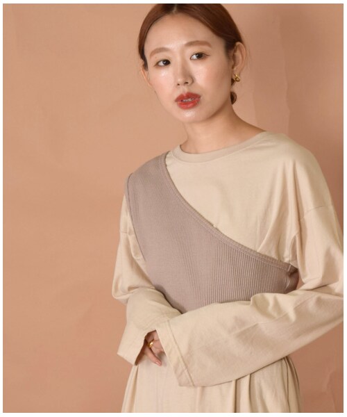 w closet(ダブルクローゼット)の「ワンショルビスチェ付ロンTee(トップス・レディース・グレージュ/モカ/スミクロ・FREE)」の17枚目の写真