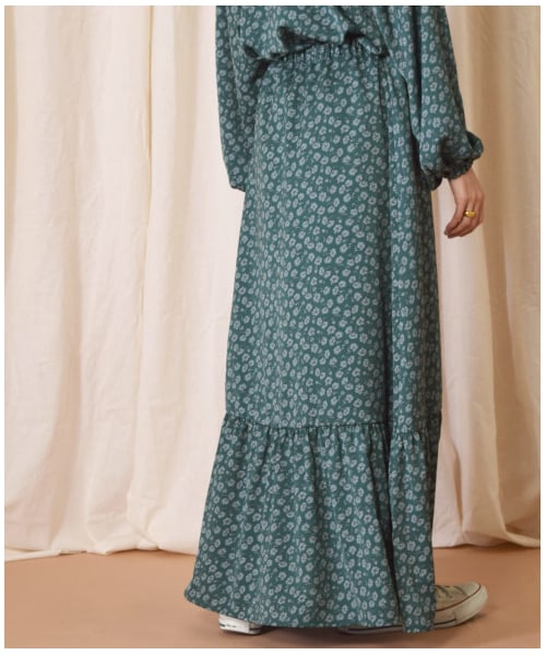 w closet(ダブルクローゼット)の「マットサテン花柄ティアードスカート(スカート・レディース・ブラウン/Dグリーン・FREE)」の19枚目の写真