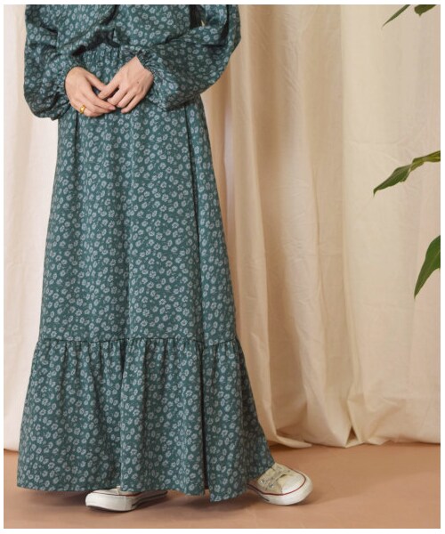 w closet(ダブルクローゼット)の「マットサテン花柄ティアードスカート(スカート・レディース・ブラウン/Dグリーン・FREE)」の4枚目の写真