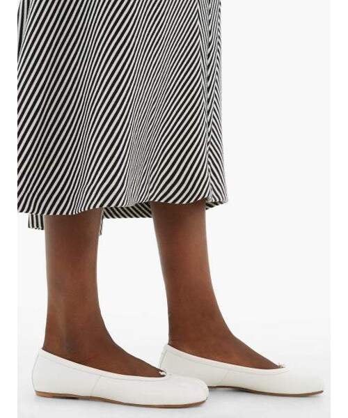 Maison Margiela（メゾンマルジェラ）の「Maison Margiela - Tabi Split Toe Leather Ballet Flats - Womens - White（シューズ・レディース・White・35 Eu/it/35.5 Eu/it/36 Eu/it/36.5 Eu/it/37 Eu/it/37.5 Eu/it/38 Eu/it/38.5 Eu/it/39 Eu/it/39.5 Eu/it/40 Eu/it/40.5 Eu/it/41 Eu/it）」の5枚目の写真