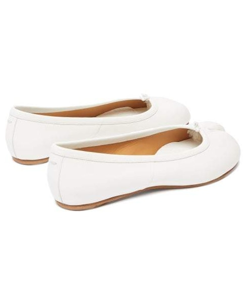 Maison Margiela（メゾンマルジェラ）の「Maison Margiela - Tabi Split Toe Leather Ballet Flats - Womens - White（シューズ・レディース・White・35 Eu/it/35.5 Eu/it/36 Eu/it/36.5 Eu/it/37 Eu/it/37.5 Eu/it/38 Eu/it/38.5 Eu/it/39 Eu/it/39.5 Eu/it/40 Eu/it/40.5 Eu/it/41 Eu/it）」の4枚目の写真