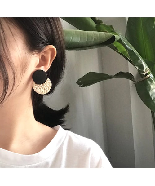 ラタンとひまわりのフックピアス① ハンドメイドピアス わざとらしい