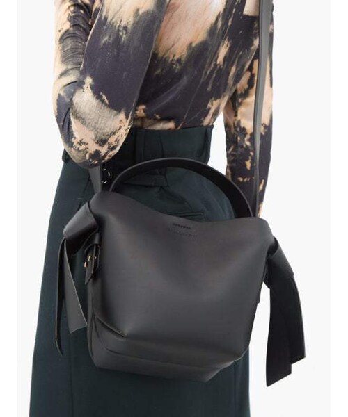 Acne Studios(アクネストゥディオズ)の「Acne Studios - Musubi Mini Leather Tote Bag - Womens - Black(トートバッグ・レディース・Black・One Size)」の4枚目の写真