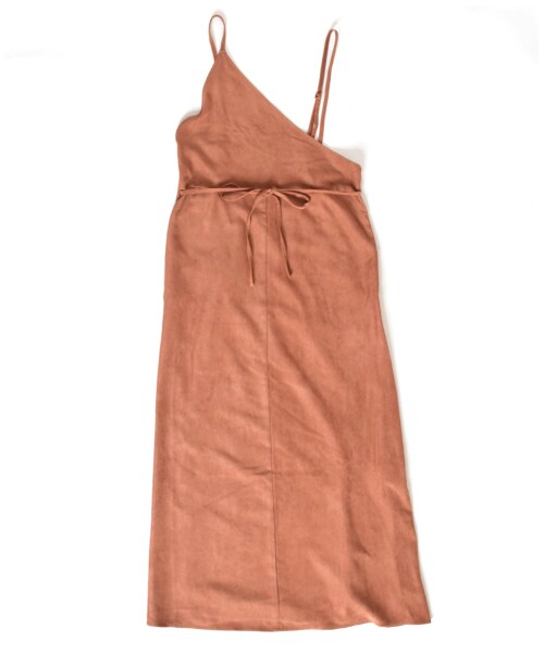 w closet(ダブルクローゼット)の「起毛ワンショルラップキャミワンピース(ワンピース/ドレス・レディース・ラベンダー/Mピンク/ブラウン・FREE)」の3枚目の写真