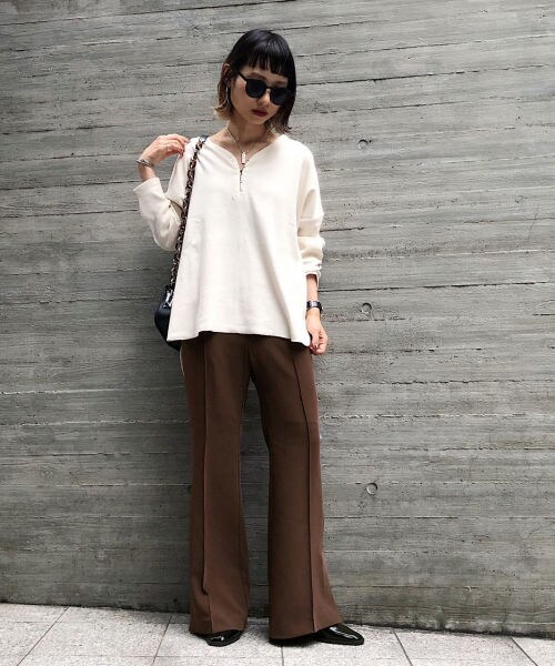 PAGEBOY(ページボーイ)の「ストレッチピンタックフレアパンツ(パンツ・レディース・ブラック/グレー/ダークブラウン・S, M)」の12枚目の写真