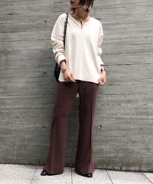 PAGEBOY(ページボーイ)の「ストレッチピンタックフレアパンツ(パンツ・レディース・ブラック/グレー/ダークブラウン・S, M)」の3枚目の写真
