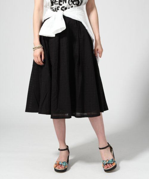 GLOBAL WORK（グローバルワーク）の「ドビーチェックフレアスカート（スカート・レディース・ホワイト05/ブラック09/ネイビー88・Ｍ/Ｌ）」の2枚目の写真