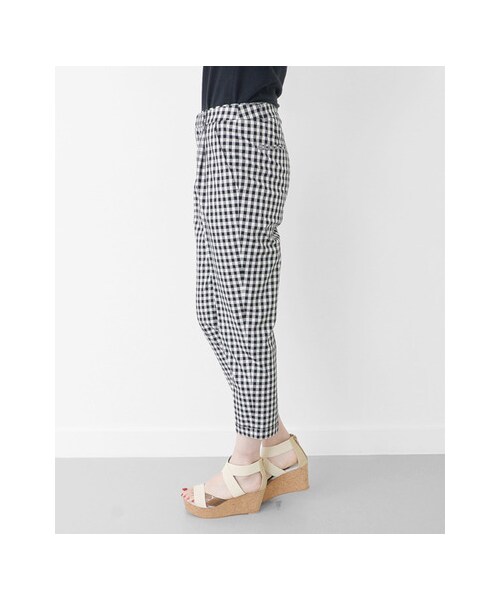 URBAN RESEARCH（アーバンリサーチ）の「ギンガムタックテーパードパンツ（パンツ・レディース・BLK×WHT・36/38）」の7枚目の写真