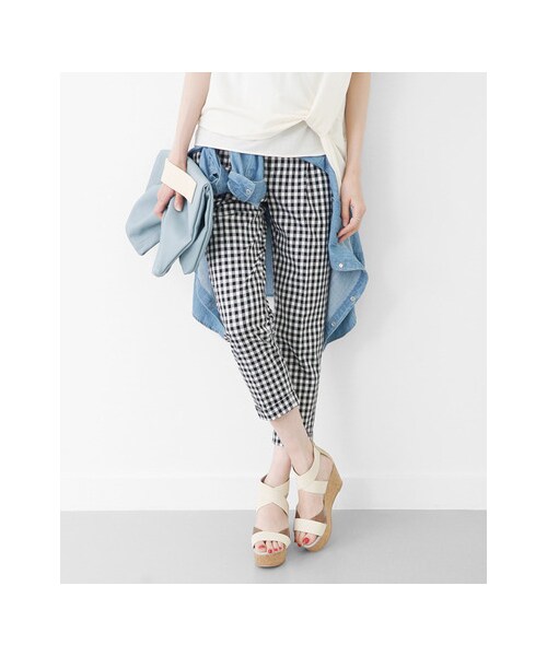 URBAN RESEARCH（アーバンリサーチ）の「ギンガムタックテーパードパンツ（パンツ・レディース・BLK×WHT・36/38）」の2枚目の写真