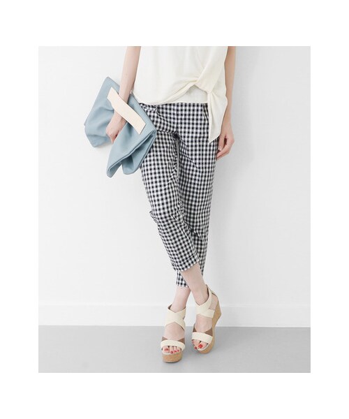 URBAN RESEARCH（アーバンリサーチ）の「ギンガムタックテーパードパンツ（パンツ・レディース・BLK×WHT・36/38）」の4枚目の写真
